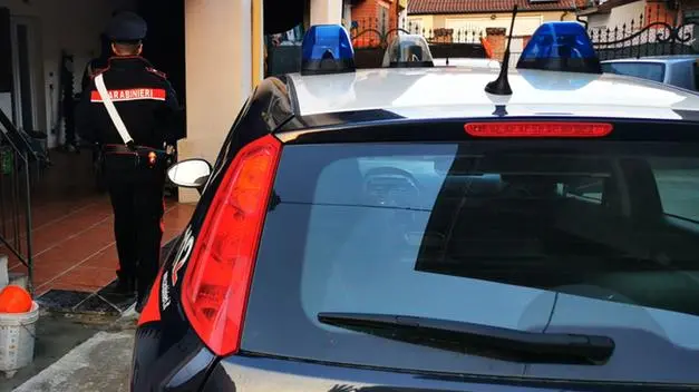 I carabinieri nel cortile in cui è avvenuta l'aggressione © www.giornaledibrescia.it