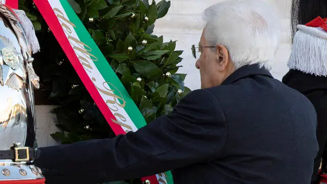 Il Presidente della Repubblica Sergio Mattarella in occasione della deposizione di una corona d’alloro sulla Tomba del Milite Ignoto nella ricorrenza del Giorno dell’Unità Nazionale e Giornata delle Forze Armate (foto di Francesco Ammendola - Ufficio per la Stampa e la Comunicazione della Presidenza della Repubblica)