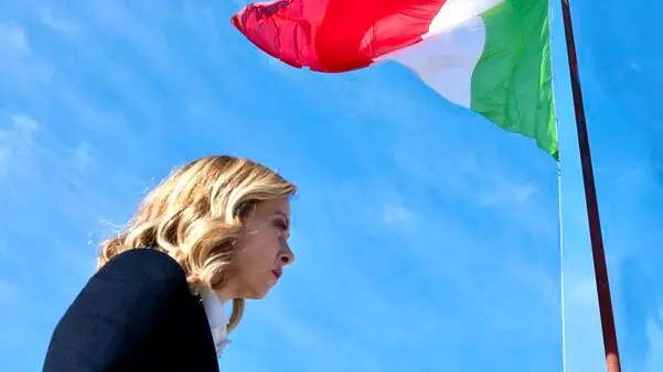 La premier Giorgia Meloni all'Altare della Patria, in occasione della Festa dell'Unità Nazionale, per la cerimonia con le alte cariche dello Stato, il presidente della Repubblica Sergio Mattarella, il presidente del Senato Ignazio La Russa, quello della Camera Lorenzo Fontana e il presidente della corte costituzionale Augusto Barbera, Roma, 17 marzo 2024. ANSA/ UFFICIO STAMPA PALAZZO CHIGI/ FILIPPO ATTILI +++ ANSA PROVIDES ACCESS TO THIS HANDOUT PHOTO TO BE USED SOLELY TO ILLUSTRATE NEWS REPORTING OR COMMENTARY ON THE FACTS OR EVENTS DEPICTED IN THIS IMAGE; NO ARCHIVING; NO LICENSING +++ NPK +++