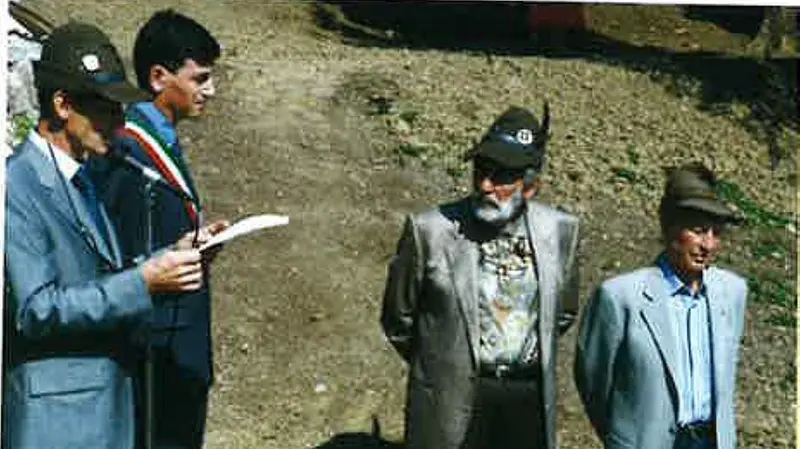 Mario Rigoni Stern con Nelson Cenci nel 1999 all’inaugurazione della sede degli alpini di Vestone