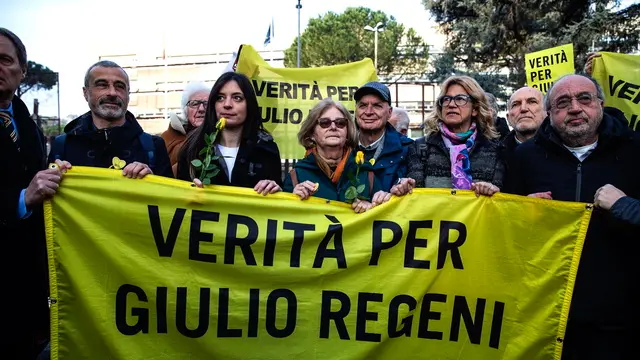 epa11167691 Paola (C-L) and Claudio (C-R), parents of Giulio Regeni, and sister Irene (3-L) hold a banner reading 'Truth for Giulio Regeni' as they demonstrate outside the Palace of Justice on the day of the first hearing in the trial over the murder of Italian student Giulio Regeni in 2016, in Rome, Italy, 20 February 2024. A trial opened on 20 February against four Egyptian intelligence officers accused of the kidnapping, torture and murder of Italian student Giulio Regeni in Cairo in 2016. EPA/ANGELO CARCONI
