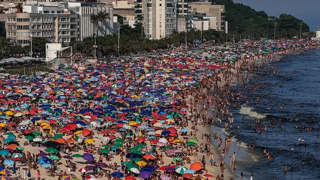 epa11227193 Hundreds gather at Ipanema beach in Rio de Janeiro, Brazil, 17 March 2024. Rio's Alert System recorded a thermal sensation with an official temperature of 40.4 degrees Celsius. EPA/ANTONIO LACERDA