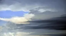 (ANSA) - ANCONA, 25 LUG - Meteo: strane nubi sul cielo di Ancona.