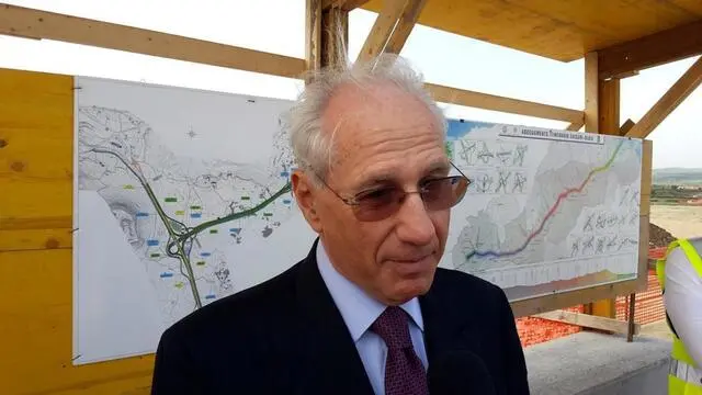 il presidente dimissionario dell'Anas Pietro Ciucci durante la sua visita nel nord Sardegna, 6 maggio 2015. ANSA/ GIAN MARIO SIAS