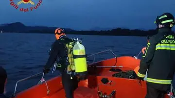 epa10661467 A handout photo made available by the press office of Vigili del Fuoco (VVF), the Italian National Fire Brigade, shows divers of the fire brigade during a search and rescue operation in Lake Maggiore after a tourist boat capsized near Lisanza (Varese), northern Italy, 29 May 2023. At least four people have died and twenty others were rescued after a boat capsized and sank in Lake Maggiore due to bad weather in the evening of 28 May, emergency services said. EPA/VIGILI DEL FUOCO HANDOUT HANDOUT EDITORIAL USE ONLY/NO SALES