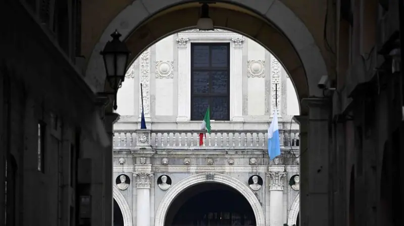 Giornata per le vittime del Covid, bandiere a mezz'asta