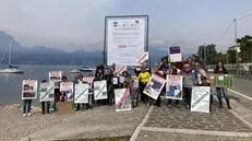 Il flash mob degli attivisti a Torri del Benaco