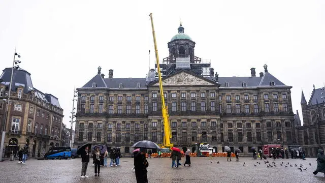 epa11214567 The bronze statue Prudentia (Caution) is removed from the roof of the Royal Palace on Dam Square in Amsterdam, The Netherlands, 11 March 2024, for maintenance. A total of two bronze statues will be removed from the roof, which is the first time since they were placed in the 17th century. EPA/Jeroen Jumelet