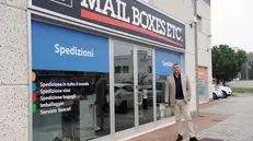 L’ex cestista Vicinelli davanti al quartier generale di Mail Boxes Etc - © www.giornaledibrescia.it