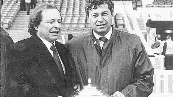 Gino Corioni e Mircea Lucescu con la coppa del torneo Anglo Italiano - Foto © www.giornaledibrescia.it