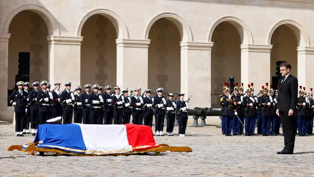 epa11230908 France's President Emmanuel Macron (R) stands next to the coffin (L) covered with a French flag during a 'national tribute' ceremony to late French politician and admiral, Philippe de Gaulle, the son of Charles de Gaulle, at the Hotel des Invalides in Paris, France, 20 March 2024. Admiral Philippe de Gaulle, the eldest child of General Charles de Gaulle, the first president of the French Fifth Republic, died on 13 March in Paris at the age of 102. EPA/LUDOVIC MARIN / POOL MAXPPP OUT
