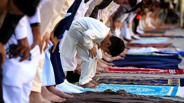 epa10585086 Pakistani Muslims offer Eid al-Fitr prayers in Peshawar, Pakistan, 22 April 2023. Muslims around the world celebrate Eid al-Fitr, the three day festival marking the end of Ramadan. Eid al-Fitr is one of the two major holidays in the Islamic calendar. EPA/BILAWAL ARBAB