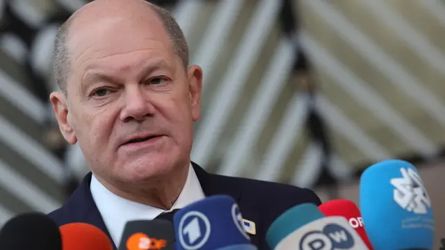 epa11233475 German Chancellor Olaf Scholz talk to the media as he arrives to attend the European Council meeting in Brussels, Belgium, 21 March 2024. EU leaders are expected to address security and defence, continued support to Ukraine and the situation in the Middle-East as well as the EU's enlargement, external relations, migration, agriculture and the European Semester during a two-day summit. EPA/OLIVIER MATTHYS