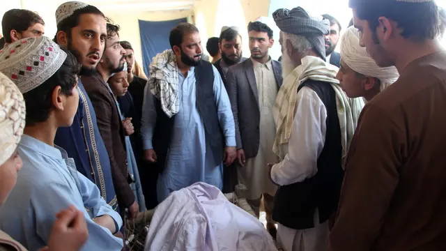 epa11233380 Relatives attend the funeral of an Afghan man who was killed in a suicide attack at Kabul bank, in Kandahar, Afghanistan, 21 March 2024. A suicide attack at a bank in Kandahar on 21 March killed three people and injured 12 others, hospital staff said. The incident took place during salary distribution at Kabul Bank, a common target for insurgent attacks. Security forces are investigating the attack, which occurred during the Islamic holy month of Ramadan. The Islamic State branch in Afghanistan is considered a significant security threat, although no group has claimed responsibility for this particular attack. EPA/QUDRATULLAH RAZWAN