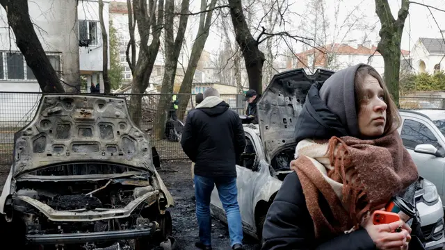 epa11233154 Ukrainians are at the scene of a missile strike in Kyiv, Ukraine, 21 March 2024, amid the Russian invasion. According to the State Emergency Service of Ukraine (SESU), rockets hit the capital's Podilsk, Shevchenkiv and Sviatoshyn districts in the morning of 21 March, damaging residential buildings and injuring at least 10 people. No casualties had yet been reported. EPA/SERGEY DOLZHENKO