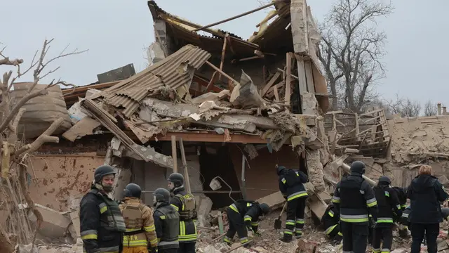 epaselect epa11235918 Rescue team and police officers at work at the scene of a missile strike near private buildings in Zaporizhzhia, Ukraine, 22 March 2024, amid the Russian invasion. According to the Air Force Command of the Armed Forces of Ukraine, Russia has launched projectiles against over 151 targets across Ukraine. The Ukrainian army intercepted 92 of them. Several people were killed across the country, with at least one dead and 14 injured in Zaporizhzhia alone, according to the regionâ€™s State Military Administration. EPA/KATERYNA KLOCHKO