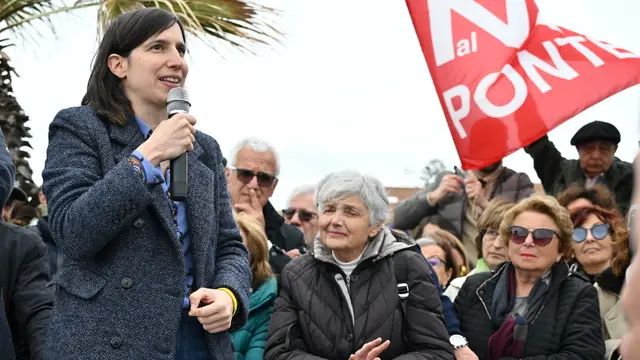 La segretaria del Partito Democratico (PD) Elly Schlein durante l’incontro organizzato a Torre Faro, zona in cui sorgeranno i cantieri, dal coordinamento provinciale del partito per manifestare contro il progetto e la costruzione del Ponte sullo Stretto. Messina, 22 marzo 2024. ANSA/CARMELO IMBESI