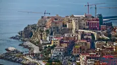 La citta' di Pozzuoli vista dalla sede dell 'Accademia aeronautica dove si e' tenuta una riunione tecnico-operativa con i sindaci dei territori interessati dal bradisismo nei Campi Flegrei, 13 ottobre 2023. Al vertice partecipano il ministro della Protezione Civile Nello Musumeci, il ministro della Cultura Gennaro Sangiuliano, il prefetto di Napoli Claudio Palomba e i sindaci del territorio tra cui il primo cittadino di Napoli Gaetano Manfredi. ANSA/ CIRO FUSCO
