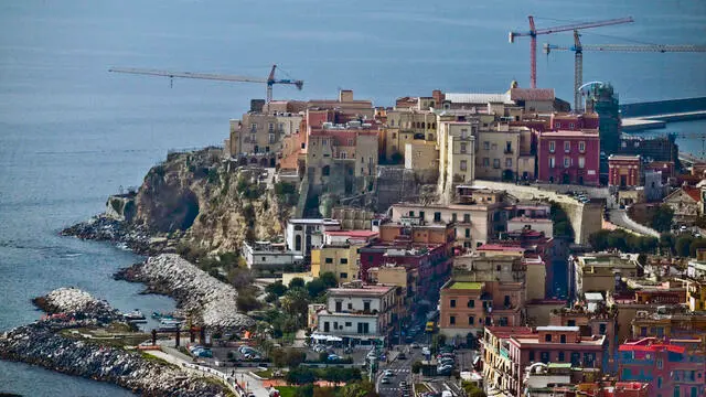 La citta' di Pozzuoli vista dalla sede dell 'Accademia aeronautica dove si e' tenuta una riunione tecnico-operativa con i sindaci dei territori interessati dal bradisismo nei Campi Flegrei, 13 ottobre 2023. Al vertice partecipano il ministro della Protezione Civile Nello Musumeci, il ministro della Cultura Gennaro Sangiuliano, il prefetto di Napoli Claudio Palomba e i sindaci del territorio tra cui il primo cittadino di Napoli Gaetano Manfredi. ANSA/ CIRO FUSCO