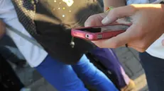 Una ragazza con lo smartphone - © www.giornaledibrescia.it