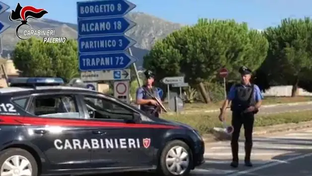 Un fermo immagine tratto da un video dei carabinieri mostra l'operazione che ha portato all'arresto di sette persone, tra cui due donne su ordine del gip tra Alcamo (Tp) e Partinico (Pa) per l'aggressione la notte di Ferragosto nella spiaggia di Ciammarita a Trappeto (Pa) ad un gruppo di migranti minorenni che sono stati picchiati e insultati con frasi razziste a Partinico, 5 settembre 2018. ANSA/Carabinieri EDITORIAL USE ONLY NO SALES