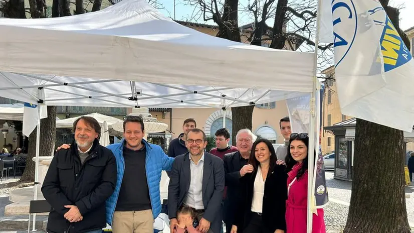 La postazione della Lega in piazzetta Vescovado per la raccolta firme a favore del Daspo urbano - © www.giornaledibrescia.it