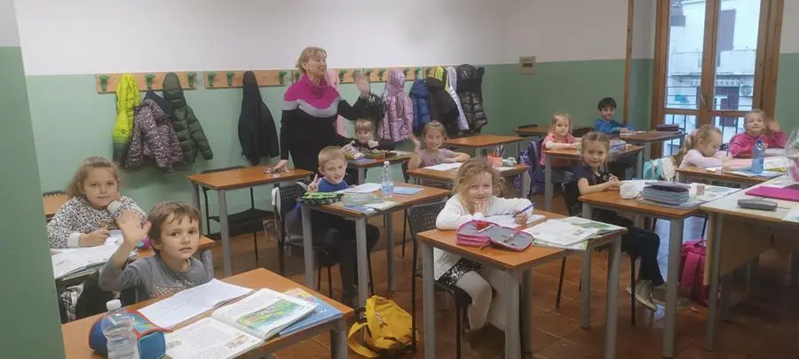 I bambini e le insegnanti che popolano la scuola ucraina di Brescia