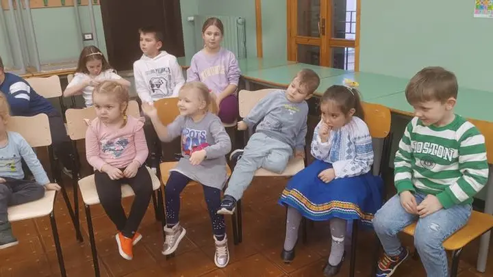 I bambini e le insegnanti che popolano la scuola ucraina di Brescia