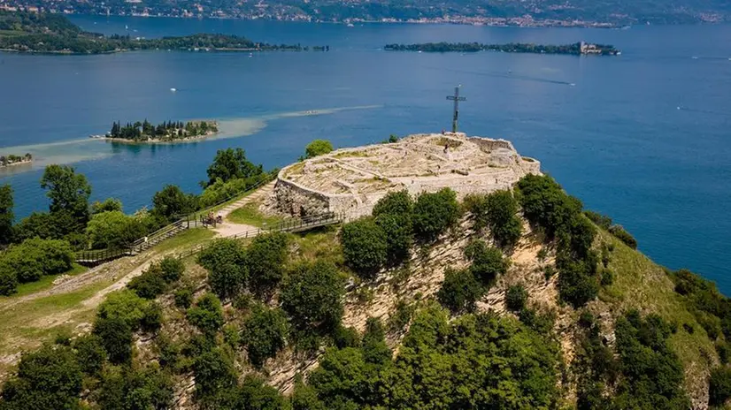 Una veduta della Rocca di Manerba - © www.giornaledibrescia.it