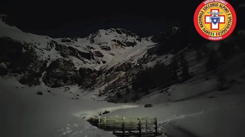 Il recupero in notturna da parte del Soccorso alpino - © www.giornaledibrescia.it