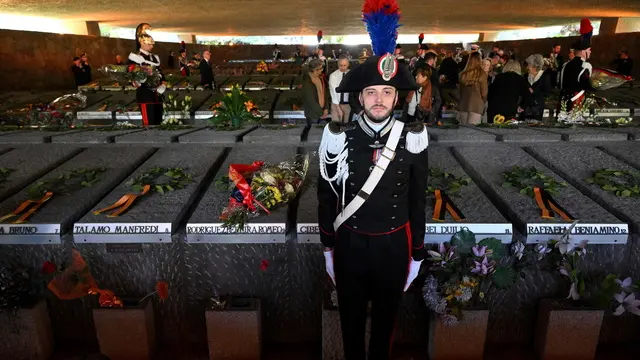 epa11236075 A Carabinieri officer stands during a ceremony for the 335 Italian civilians and political prisoners killed by German occupation troops during the Second World War, at the 'Fosse Ardeatine' shrine in Rome, 22 March 2024, on the occasion of the 80th anniversary of what is known as the 'massacre of the Fosse Ardeatine'. On 24 March 1944, German occupation forces executed 335 civilians and political prisoners in Rome as a reprisal for a partisan attack on central Rome the previous day. EPA/ETTORE FERRARI