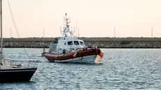 Sono arrivati i 17 superstiti del naufragio avvenuto ieri davanti le coste libiche. Il mercantile Froland con a bordo i naufraghi ha effettuato il trasbordo con la motovedetta della Guardia Costiera di Pozzallo.