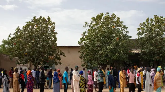 epaselect epa11240668 People line up to cast their vote in the presidential elections in Ndiaganiao, Thies Region, Senegal, 24 March 2024. The Senegalese are called to the polls today to elect the fifth President of the Republic. There are 7,371,854 Senegalese from Senegal and from the diaspora registered on the electoral register according to the National Autonomous Electoral Commission (CENA). EPA/JEROME FAVRE