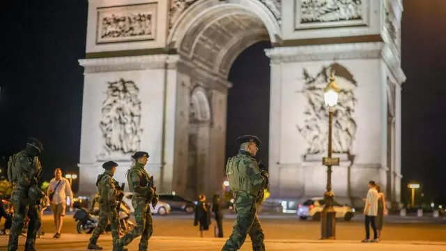 epa10723162 French soldiers, part of the national security plan 'Vigipirate', keep watch as they secure the area near the Arc de Triomphe, in Paris, France, early 03 July 2023. Violence broke out all over France after police fatally shot a 17-year-old teenager during a traffic stop in Nanterre on 27 June. The French Interior Ministry released a provisional bulletin for 02 July reporting, on the fifth night of rioting, 719 people arrested nationwide and 45 police officers or gendarmes injured. EPA/OLIVIER MATTHYS