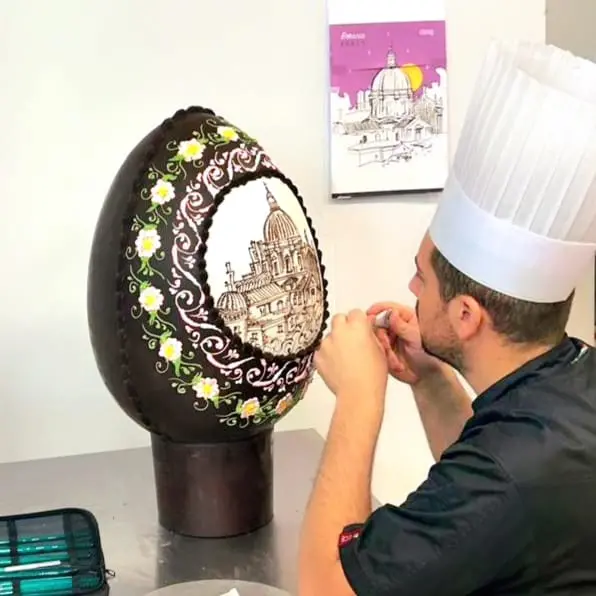 L’uovo da otto chili creato, decorato a mano e firmato da Bruno Andreoletti