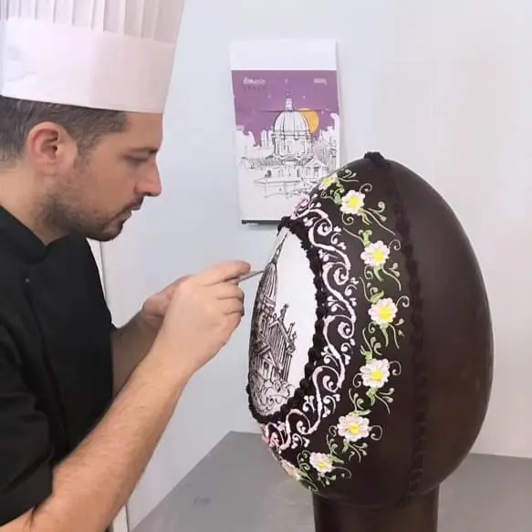 L’uovo da otto chili creato, decorato a mano e firmato da Bruno Andreoletti
