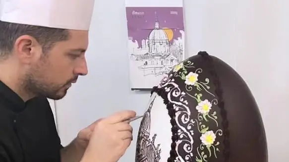 L’uovo da otto chili creato, decorato a mano e firmato da Bruno Andreoletti