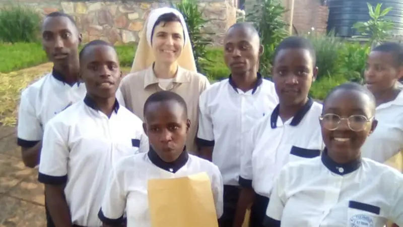 Gli studenti con suor Erika - © www.giornaledibrescia.it