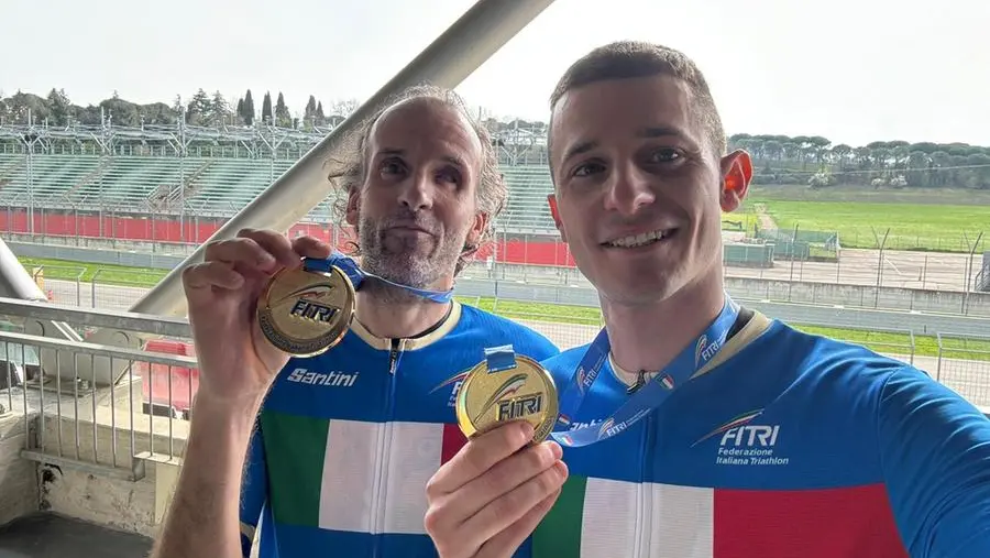 Emanuele Bersini e Andrea Ricciardi con la medaglia d'oro ai Campionati italiani di Paraduathlon - Foto © www.giornaledibrescia.it