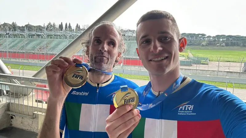 Emanuele Bersini e Andrea Ricciardi con la medaglia d'oro ai Campionati italiani di Paraduathlon - Foto © www.giornaledibrescia.it