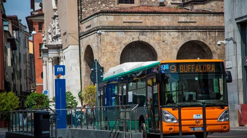 Un bus in centro a Brescia - Foto © www.giornaledibrescia.it