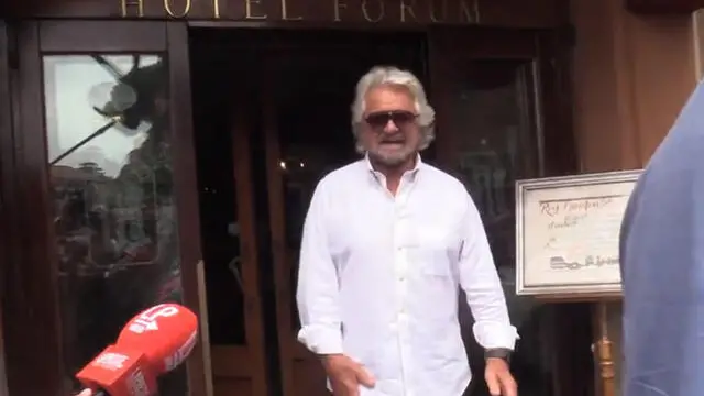 FRAME DA VIDEO - Grillo lascia hotel Forum dopo l'incontro con Conte