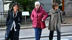 La mamma di Nada Cella, Silvana Smaniotto con una parente, al suo arrivo al palazzo di Giustizia, per l'udienza preliminare per riaprire il caso per l’omicidio di 28 anni fa, c’è un’indagata Annalucia Cecere che ai tempi dell'omicidio viveva a Chiavari. Genova, 15 febbraio 2024. ANSA/LUCA ZENNARO