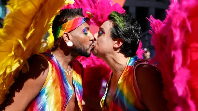 epa10685803 People kiss each other as they take part in the 27th edition of the 2023 Gay Pride March on Paulista Avenue in Sao Paulo, Brazil, 11 June 2023. EPA/SEBASTIAO MOREIRA