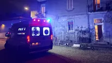 L'ambulanza fuori dalla casa dell'anziano ritrovato morto a Brescia Due - Foto © www.giornaledibrescia.it