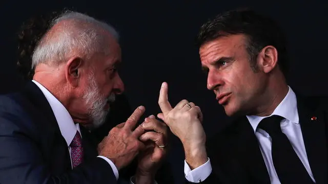 epa11247086 Brazilian President Luiz Inacio Lula da Silva (L) and French President Emmanuel Macron attend the launch ceremony of the Tonelero submarine, at the Itaguai naval complex, Rio de Janeiro state, Brazil, 27 March 2024. The submarine, the Tonelero (S-42) of 72 meters long and capable of reaching a speed of up to 37 kilometers per hour, was built at the Itaguai Naval Complex, on the coast of Rio de Janeiro. EPA/ANDRE COELHO