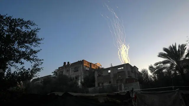 epa11114500 A view shows rockets being launched from the coast of the Gaza Strip towards Isarel, during the Israeli military operation in Khan Younis town southern Gaza Strip, 30 January 2024. More than 26,700 Palestinians and at least 1,330 Israelis have been killed, according to the Palestinian Health Ministry and the Israel Defense Forces (IDF), since Hamas militants launched an attack against Israel from the Gaza Strip on 07 October 2023, and the Israeli operations in Gaza and the West Bank which followed it. EPA/MOHAMMED SABER