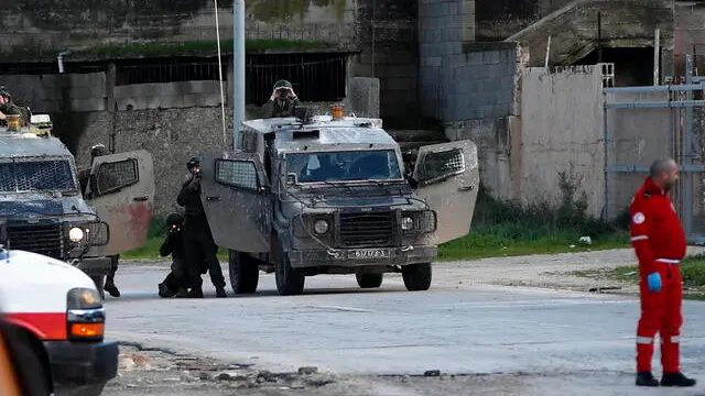 epa11131463 Security is increased after a Palestinian was killed at the Beit Furik checkpoint near Nablus, West Bank, 06 February 2024. According to the Israeli Army, a Palestinian man was killed after allegedly he tried to attack Israeli soldiers at the checkpoint. EPA/ALAA BADARNEH