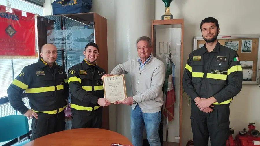 L’attestato giunto da Belluno consegnato a Scandola dai funzionari del Comando di Brescia -  © www.giornaledibrescia.it