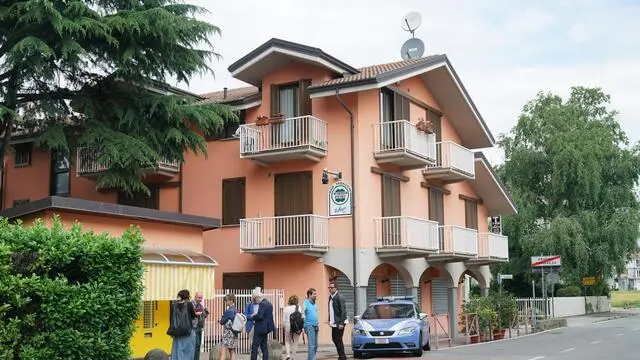 Forze dell'ordine all'esterno della tabaccheria a Pavone Canavese, alle porte del quartiere San Bernardo di Ivrea, dove nella notte tre persone hanno tentato l'assalto, 7 giugno 2019. Il titolare, che abita sopra il locale, è uscito con una pistola e ha ucciso uno dei malviventi. ANSA/TINO ROMANO